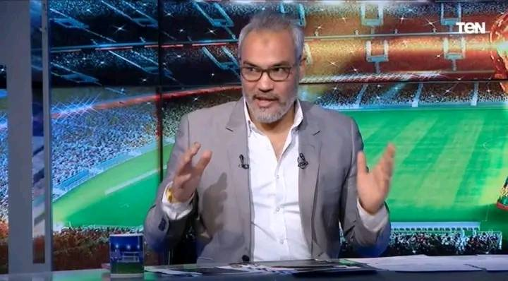 علق أحمد عيد عبدالملك نجم الزمالك الأسبق على شوط مباراة الزمالك وبيراميدز الاول والذي انتهى منذ قليل ضمن منافسات الأسبوع الأول من بطولة الدوري العام. الشوط الاول الذي إنتهى بتأخر الزمالك بهدف نظيف سجله نجم بيراميدز عبد الله السعيد من فاول سدده من على حدود منطقة الجزاء. الزمالك في شوط المباراة الاول قدم أداء سيئ للغاية نال غضب وحزن جمهور الزمالك. وعبر صفحته الشخصية على موقع التواصل الإجتماعي فيسبوك كتب أحمد عيد عبدالملك معلقاً : مين دول !! ٤٥ دقيقة بيراميدز بيتمرن و الزمالك بيتفرج لا هما قادرين يضغطو ولا يلعبو من ال ١٢ يوم بتوع فترة الاعداد الي اللاعيبة متلحقش حتي تشم نفسها بالاضافة لضعف كواليتي الكباتن و الله في فرق في الدرجات الادني يبقي ماتش النهاردة بالنسبالهم عادي ورايح جاي !! والراجل مغير ٧ لاعيبين من الماتش الي فات بردو ده بيهرج طالما الموسم هربان كدة من بدري هاتو حد يلعب علي قد الامكانيات وخلاص وبالشكل ده حتي مش هتبقي في نص الجدول ولا هتصعد الماتش الجاي في الكونفدرالية ربنا يكون في عون الجمهور والله هو النادي حالياً محلتوش غير جمهوره بس !!