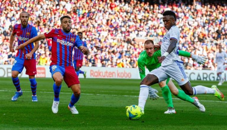الإعلان رسميا عن حكم مباراة برشلونة وريال مدريد .. موعد المباراة والقنوات الناقلة