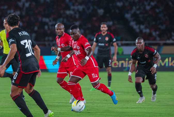 نجم الأهلي السابق يهاجم حكم المباراة أمام سيمبا في ظل تواجد الكاف والفيفا