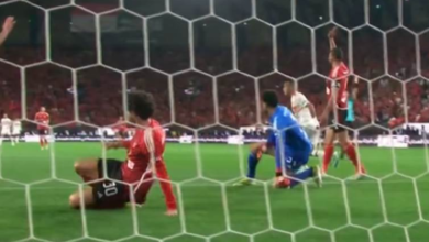 شوبير الكبير يتلقى "العين" بدلا من نجله ويُصاب على هامش نهائي الكأس