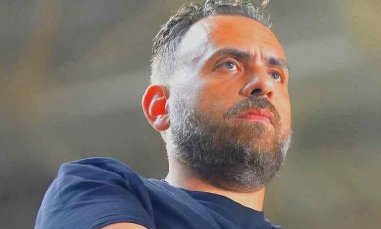 رغم الهتافات ضده، جون إدوارد يلتزم الصمت ويدافع عن "المشروع" في الزمالك