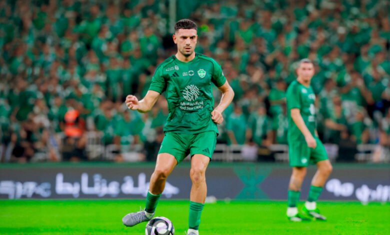 خطوة اخيرة تحسم مصير مدافع أهلى جدة من اللحاق بمباراة الهلال