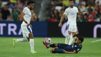 تقارير سعودية تتحدث عن مصير مشاركة سالم الدوسري في كلاسيكو الهلال والأهلي