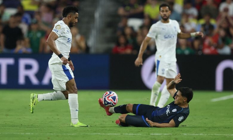 تقارير سعودية تتحدث عن مصير مشاركة سالم الدوسري في كلاسيكو الهلال والأهلي