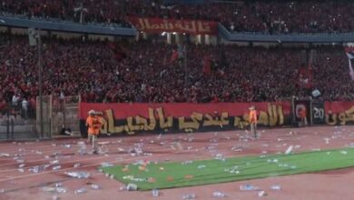 "شغب جماهيري" واشتباكات بين اللاعبين تُفسد قمة الأهلي والجيش الملكي