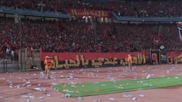 "شغب جماهيري" واشتباكات بين اللاعبين تُفسد قمة الأهلي والجيش الملكي