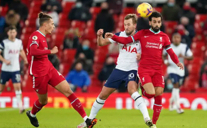 جدل إنجليزي حول رحيل محمد صلاح.. خلاف حاد بين كاراجر ونيفيل