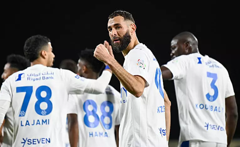 الهلال يحسم موقفه من رحيل بنزيما بعد صدمة آسيا