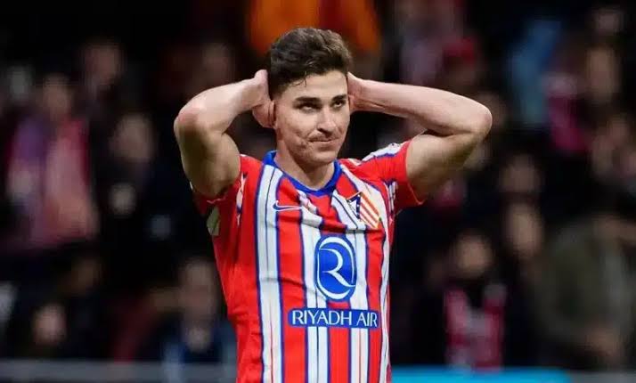 نادى برشلونة يحدد بديل جوليان ألفاريز في الميركاتو الصيفي.. أيوزي بيريز على رأس القائمة